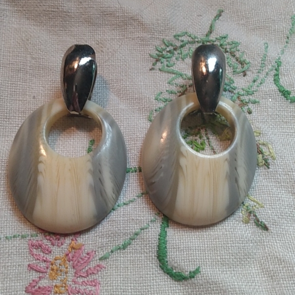 Fab Swirled Artsy Vintage Gray Ivory Lucite Doorknocker Earrings Silver Pierced - Picture 2 of 4